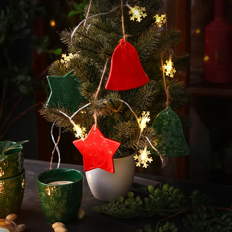Bolas colgantes de cerámica para decoración navideña, bolas colgantes con forma de estrella, adorno navideño para árbol, venta al por mayor