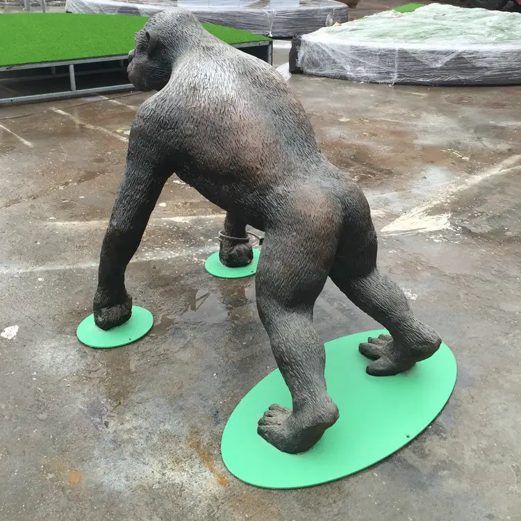 Model patung orangutan patung hewan serat kaca buatan kustom