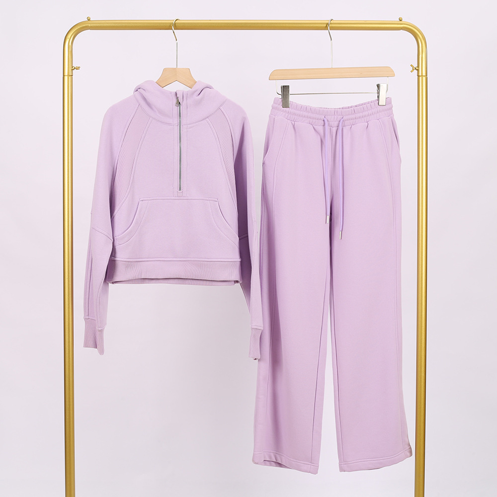Set di pantaloni da tuta con cappuccio, colore viola scuro fumé, modello a mezza zip.