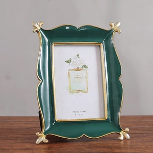 Amazon Bán Khung Ảnh Nhựa Resin Hiện Đại, Phong Cách Với Giá Vẽ Và Móc Treo Trang Trí Công Phu Cổ Điển Để Trưng Bày Mặt Bàn Và Tường - Product Image 1