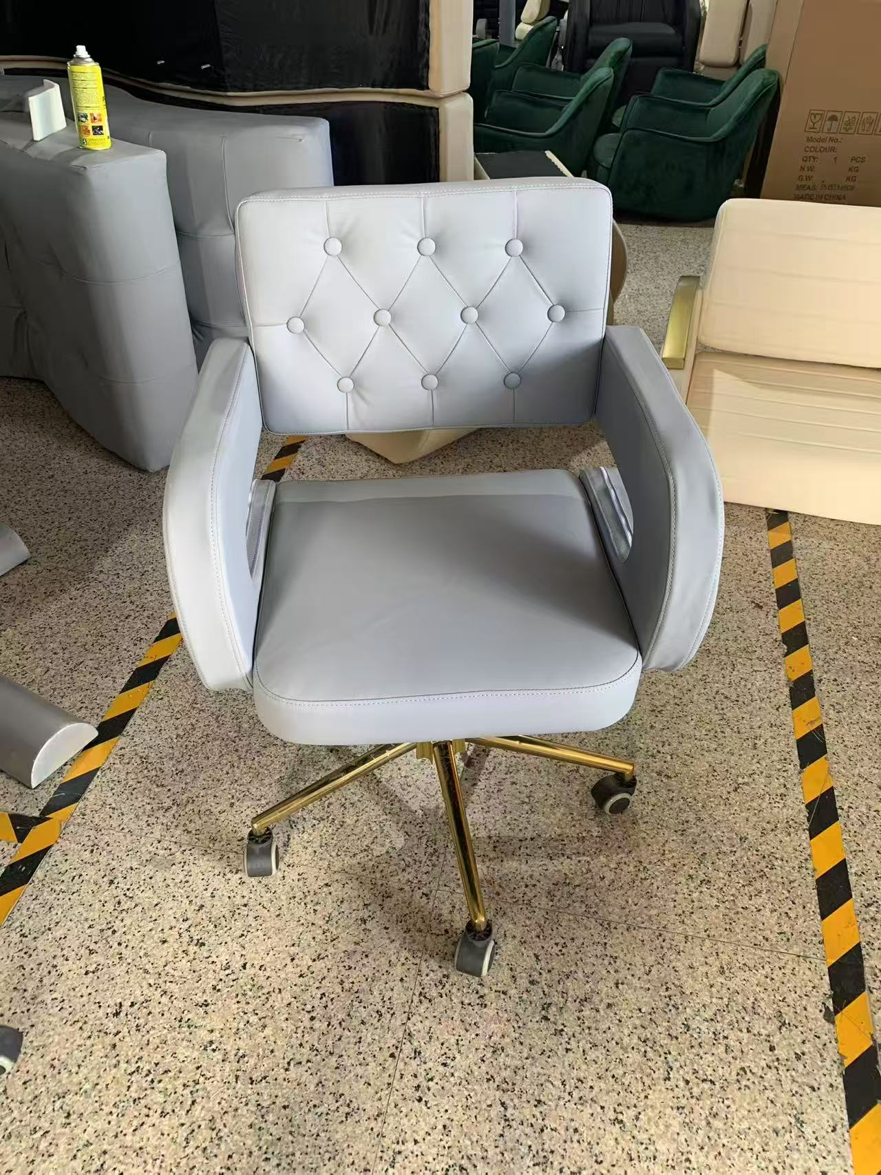Chaise de travail pour lit de cils +103$