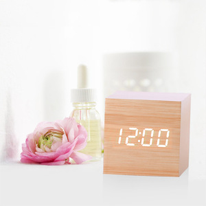 Despertador LED de madera Temperatura Reloj electrónico Control de sonidos Pantalla LED digital Calendario de escritorio Relojes de mesa inteligentes - Product Image 5