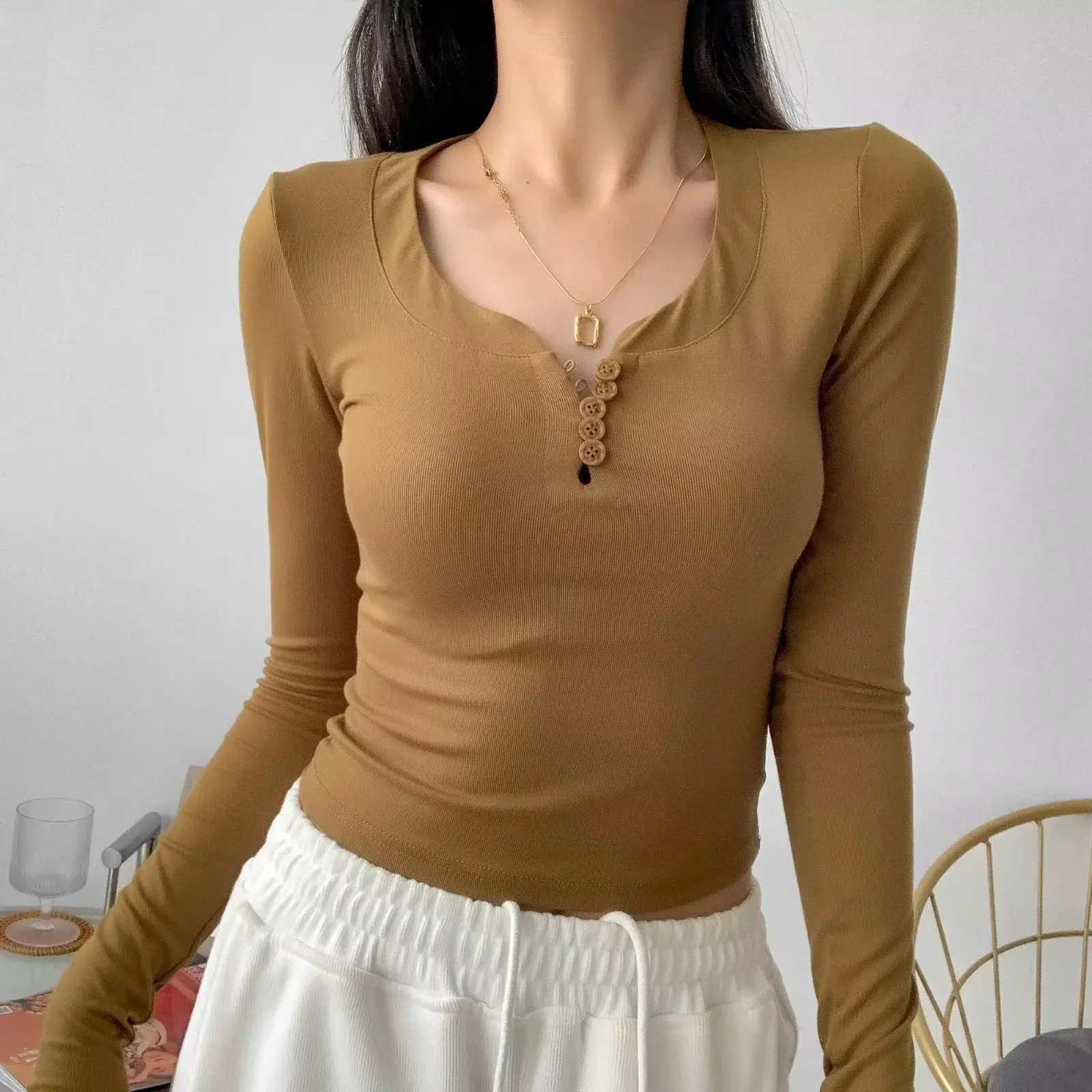 थोक हल्के सेक्सी रिशड लंबी आस्तीन टी-शर्ट महिलाओं के लिए आंतरिक कपड़े v-गर्दन के नीचे की शर्ट पहने महिलाओं के लिए