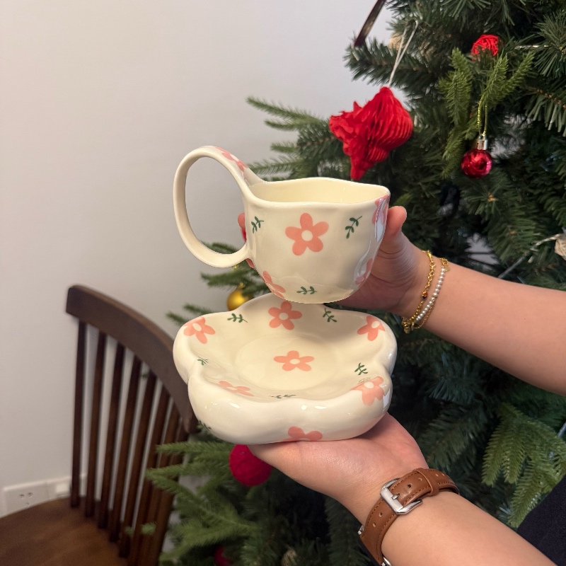 Tasse rose à gros motifs floraux, 300 ml, avec soucoupe de 15,5 cm.