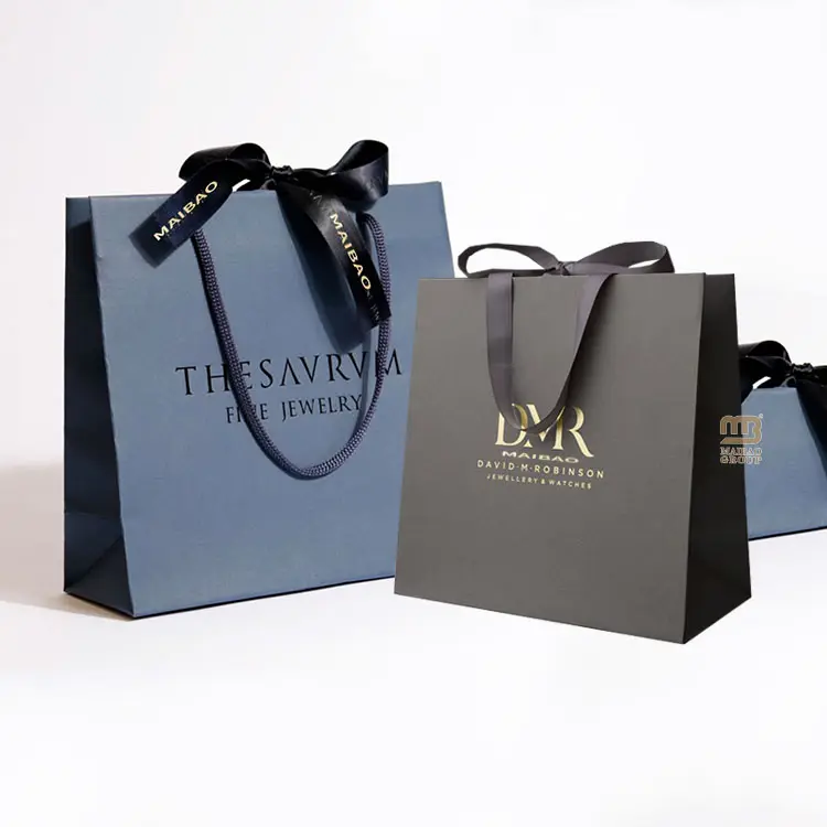 Sacchetti di carta nera opaca con Logo personalizzato di lusso per acquisti al dettaglio confezione regalo gioielli per abbigliamento Boutique borsa per scarpe con manico in cotone