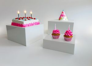 Conjunto de 3 Solid Gloss 5-Sided Branco Acrílico Cubo Cupcake & Sobremesa <span class=keywords><strong>Display</strong></span> Stand Aninhamento Risers
