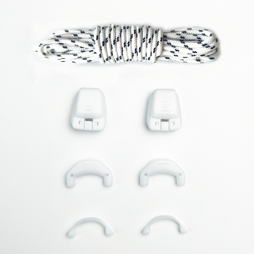 Cordón de puntos blancos y negros con hebilla blanca.