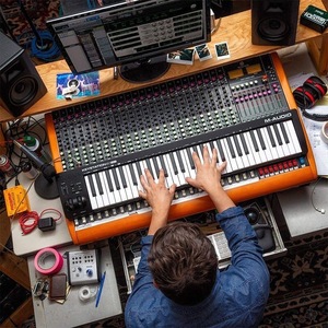 M-AUDIO клавиатура с 61-клавишным контроллером - Product Image 3