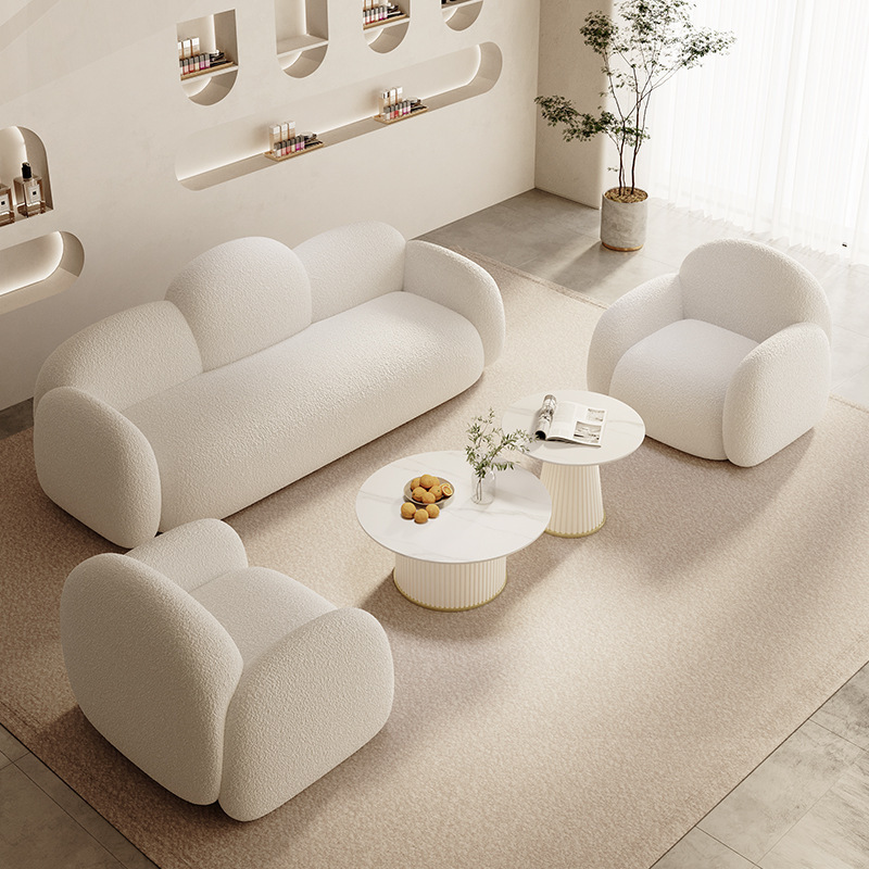 Trois personnes, deux tables basses individuelles.