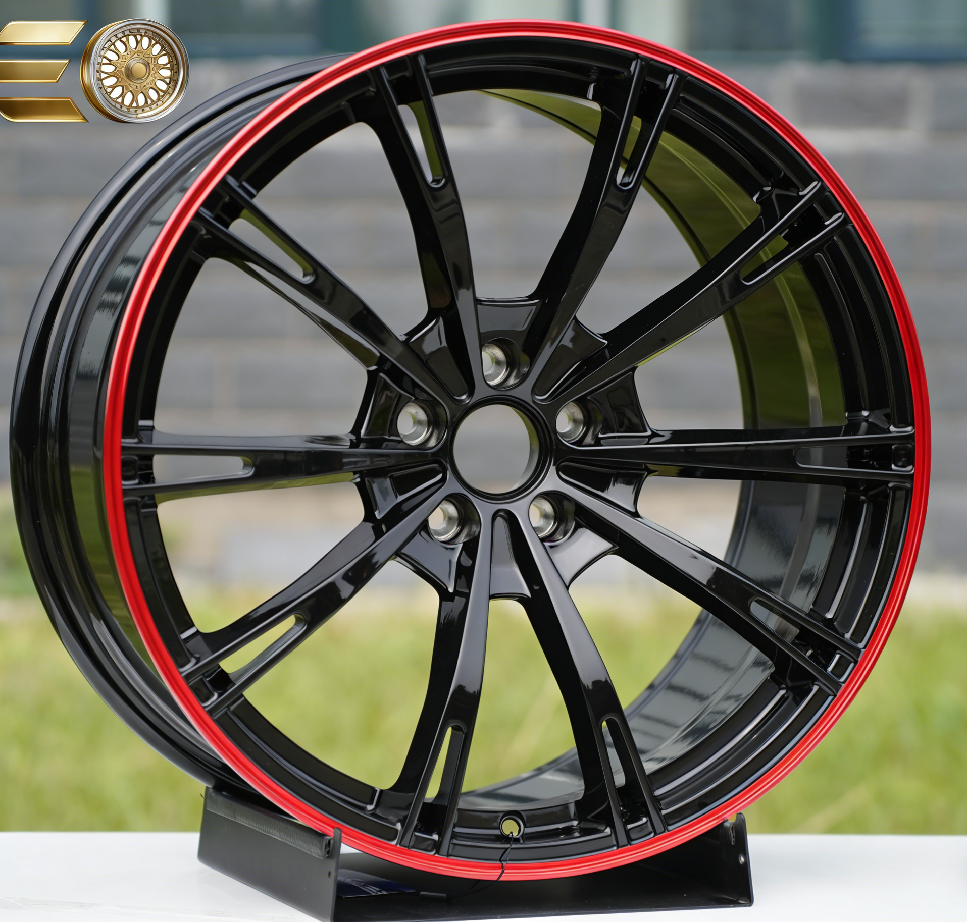 Vaso negro con borde rojo