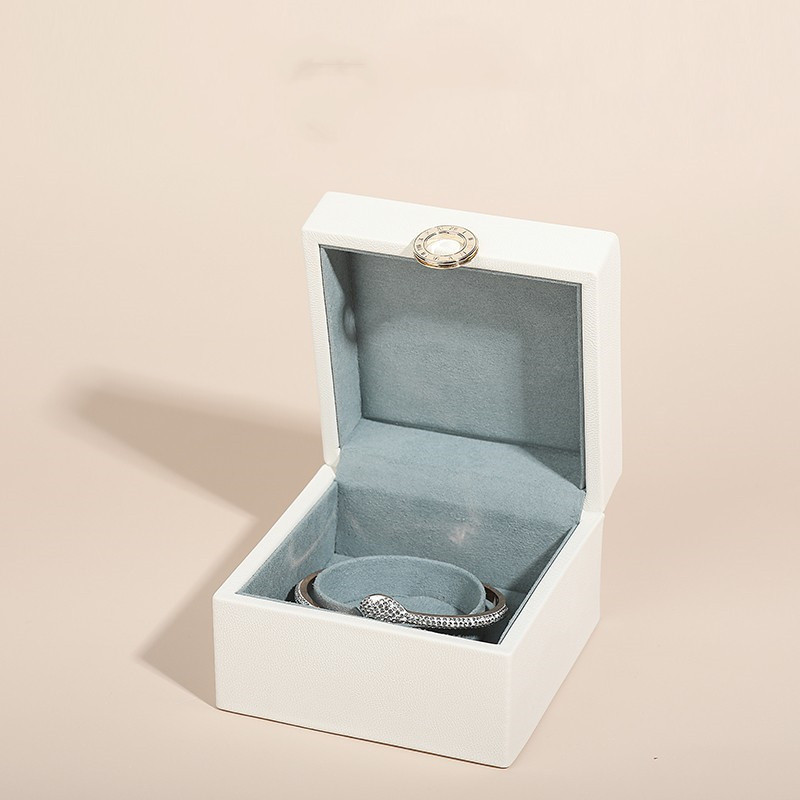 Boîte à bracelet blanc