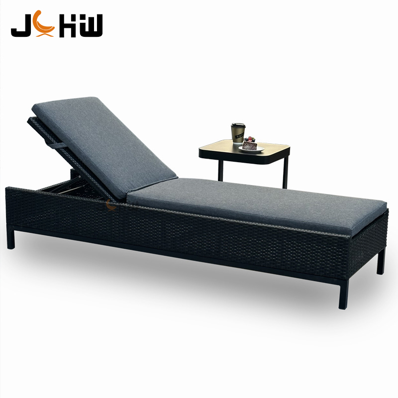 Une chaise longue avec une table basse