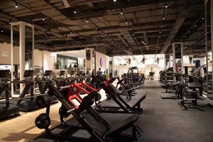 Yüksek yoğunluklu <span class=keywords><strong>EPDM</strong></span> & SBR kauçuk karolar birbirine spor salonu kauçuk zemin mat ve çok fonksiyonlu oyun alanı kauçuk yer karosu