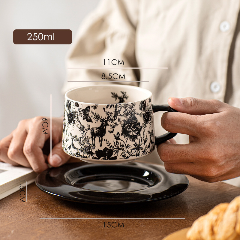 ถ้วยกาแฟและจานรองกวางดำ