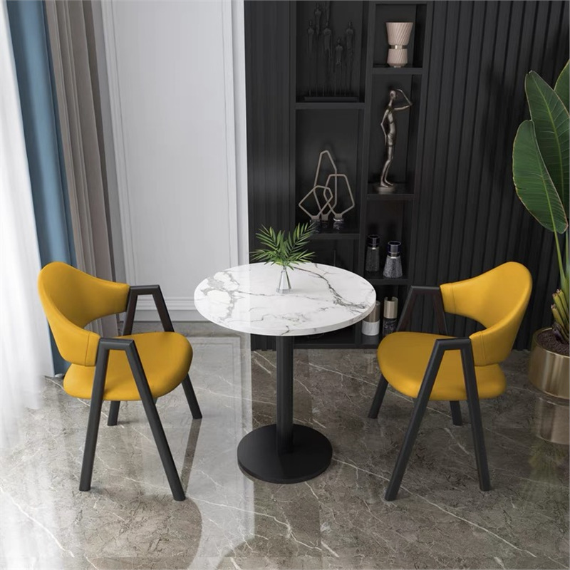 Mesa redonda amarillo oscuro de 60cm y 2 sillas de cuero.