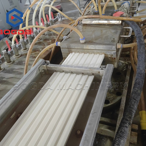 Baumaterial Wasserdichte geriffelte Verkleidung PVC-Platten platte Innendekoration Luft schlitz WPC Wand paneel herstellungs maschine