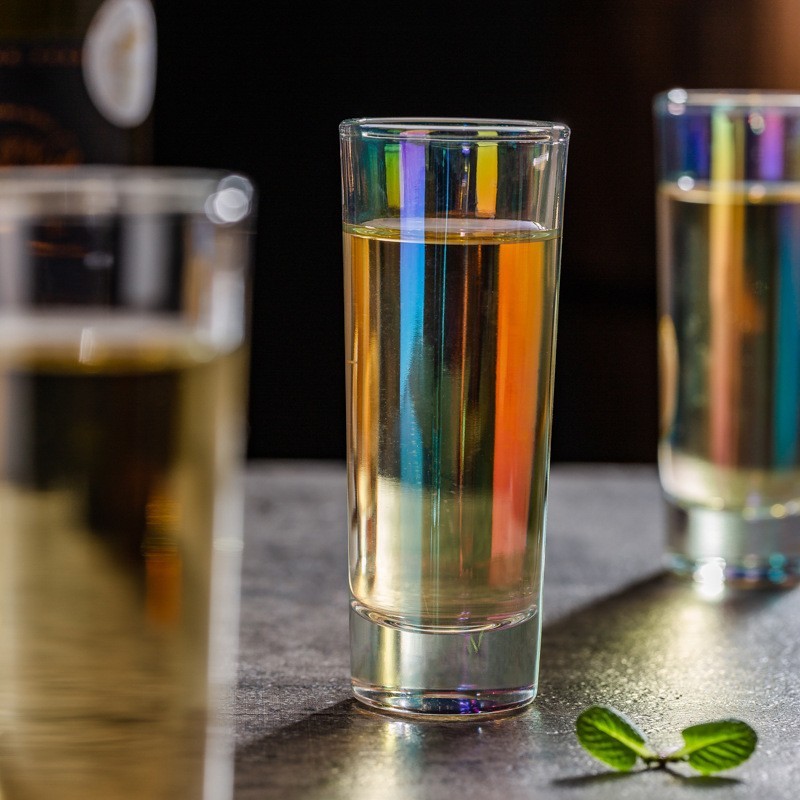 Pequeñas copas de licor de colores