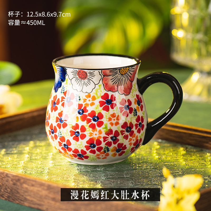 Taza DE AGUA DE purples llena de flores rojas