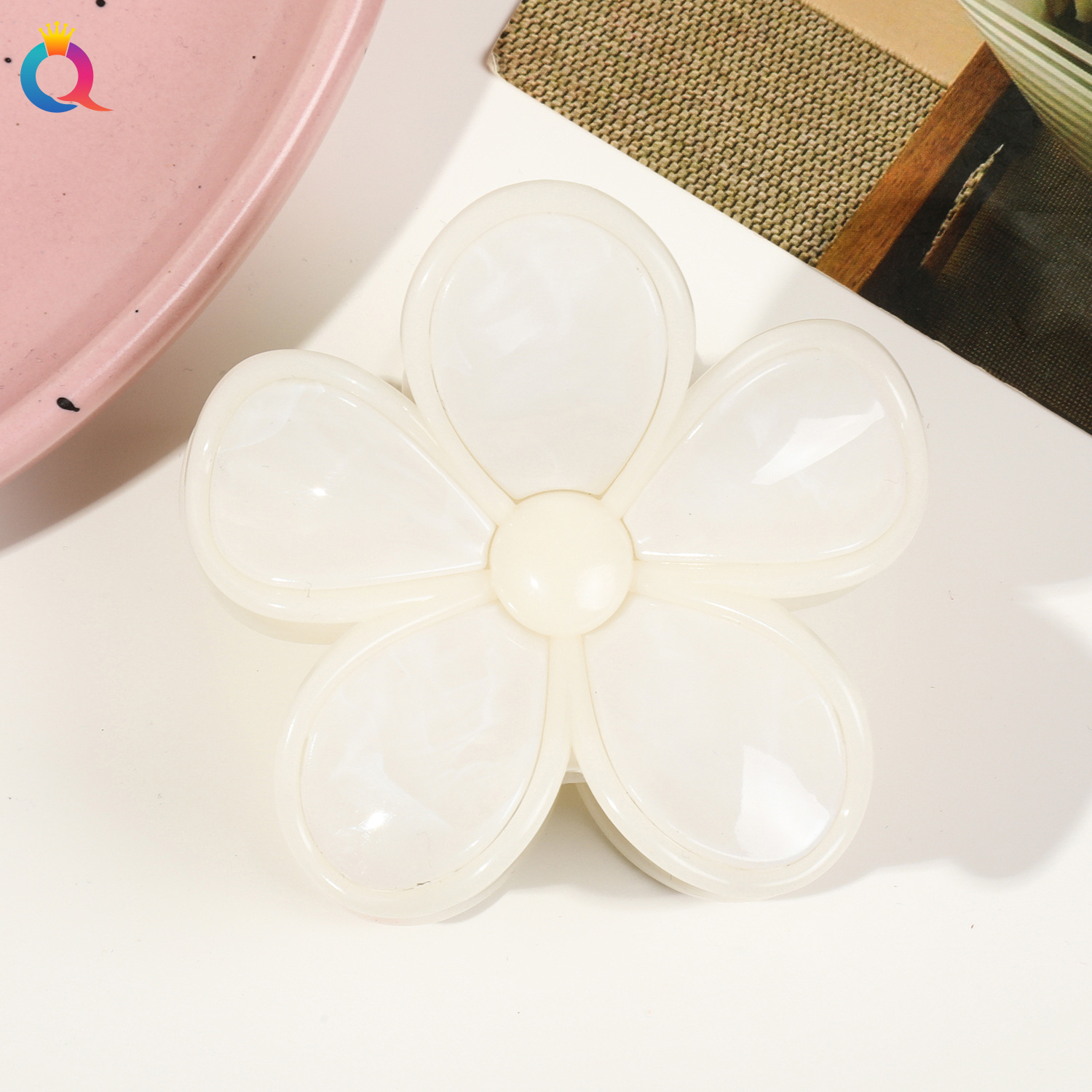 Fleur à cinq pétales bordée de beige