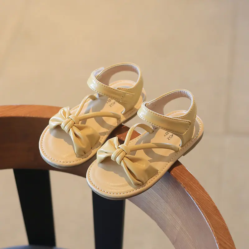 2024 Sapatos super fofos atacado lindos laços duráveis sandálias infantis de couro extravagante para meninas