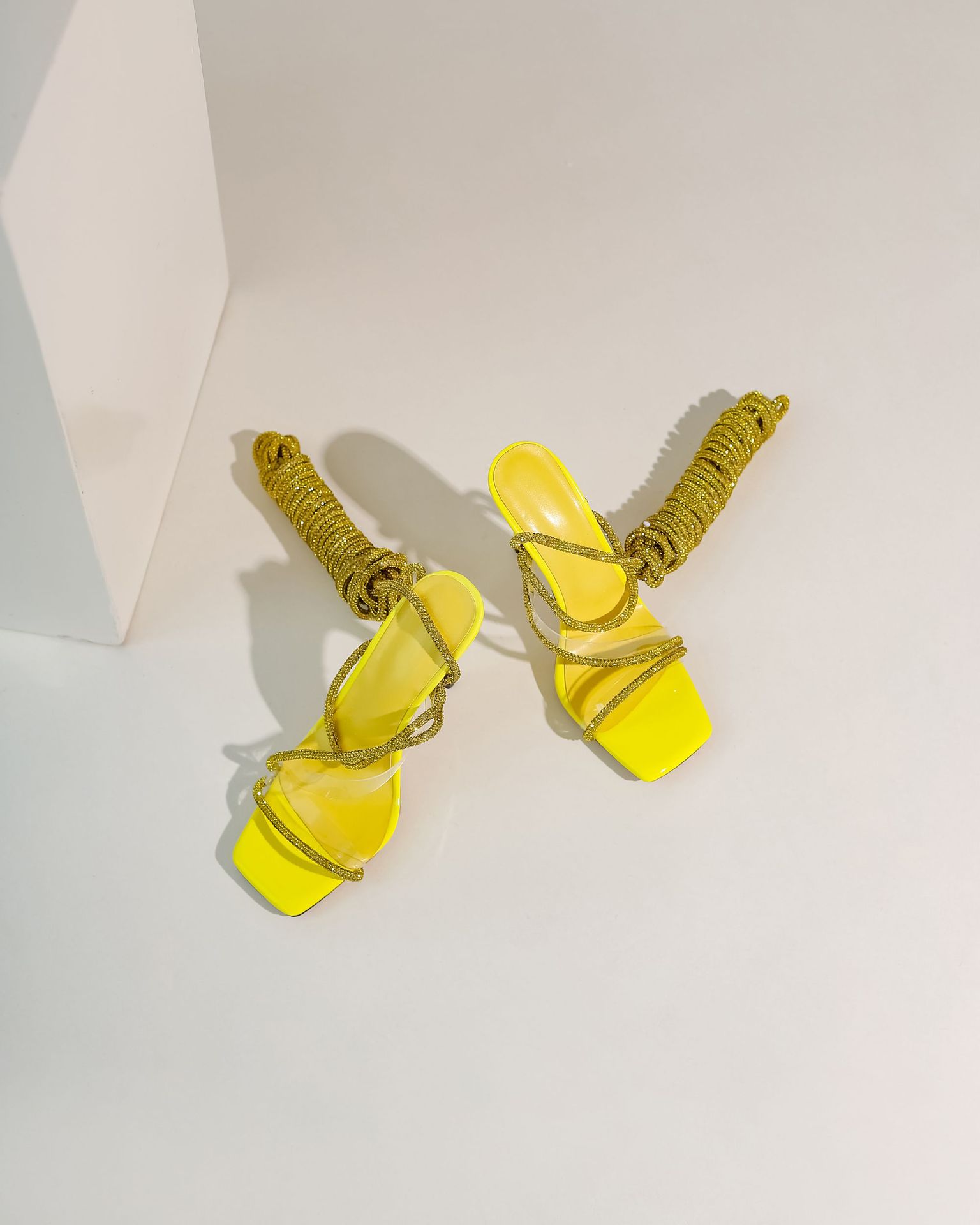 Amarillo brillante