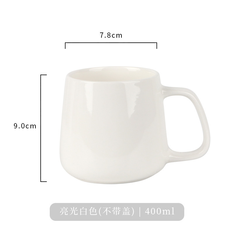 Tasse chaude blanche brillante