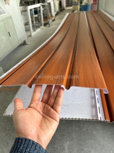防水<span class=keywords><strong>PVC</strong></span> Soffitsウッドグリッドタイルバスルーム用リビングルームホテル屋根換気簡単天井グリッド設置ベッドルーム用