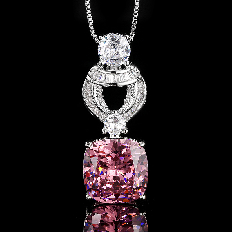 Pendentif nid d'oiseau en rose séchée avec chaîne