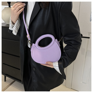 Taze tatlı saf renk çizgili çanta kadın omuz crossbody çanta yeni 2024 popüler pu yuvarlak çanta
