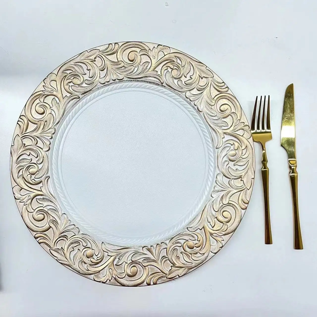 European Baroque Style Wholesale Classical Gold Silver Rose Gold Plastic Chargers Plates for Wedding Dinning Table Decorations