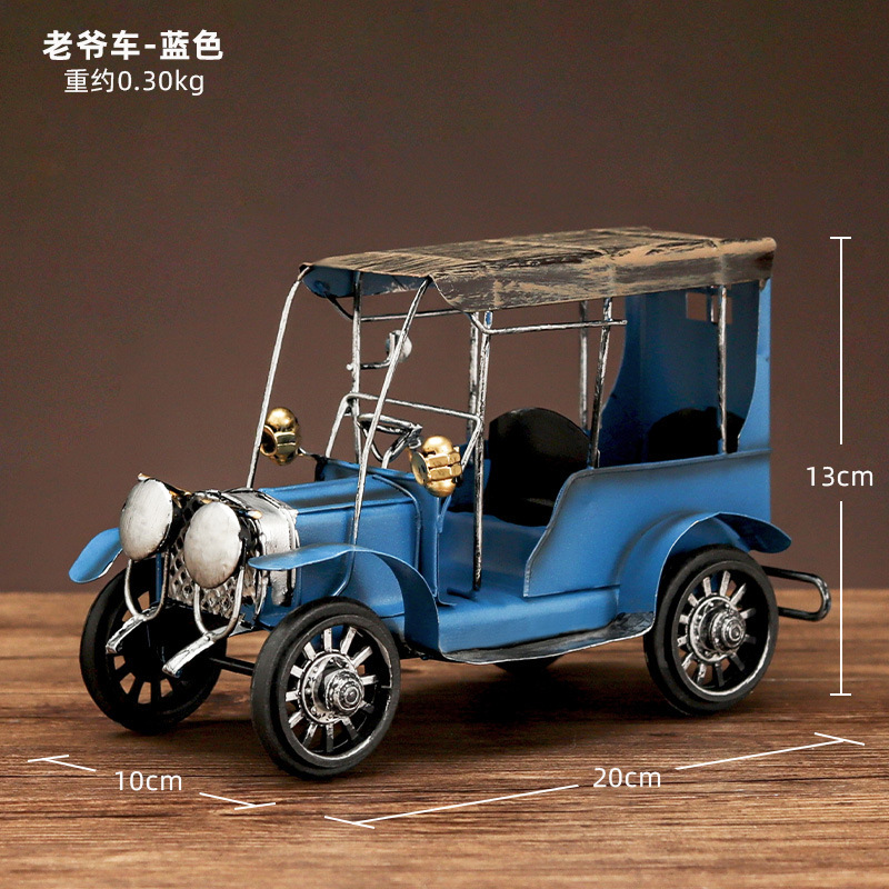 Adornos decorativos de coche clásico azul.