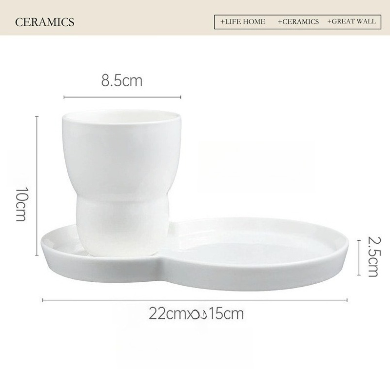 Tasse et disque blancs