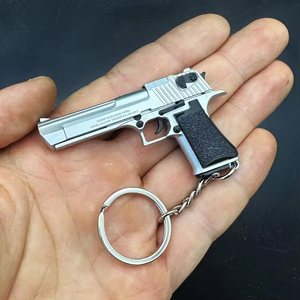 1:3合金銃モデルおもちゃキーホルダーペンダントマガジンと弾丸シミュレートされた銃キーホルダーを撃つことができる - Product Image 5