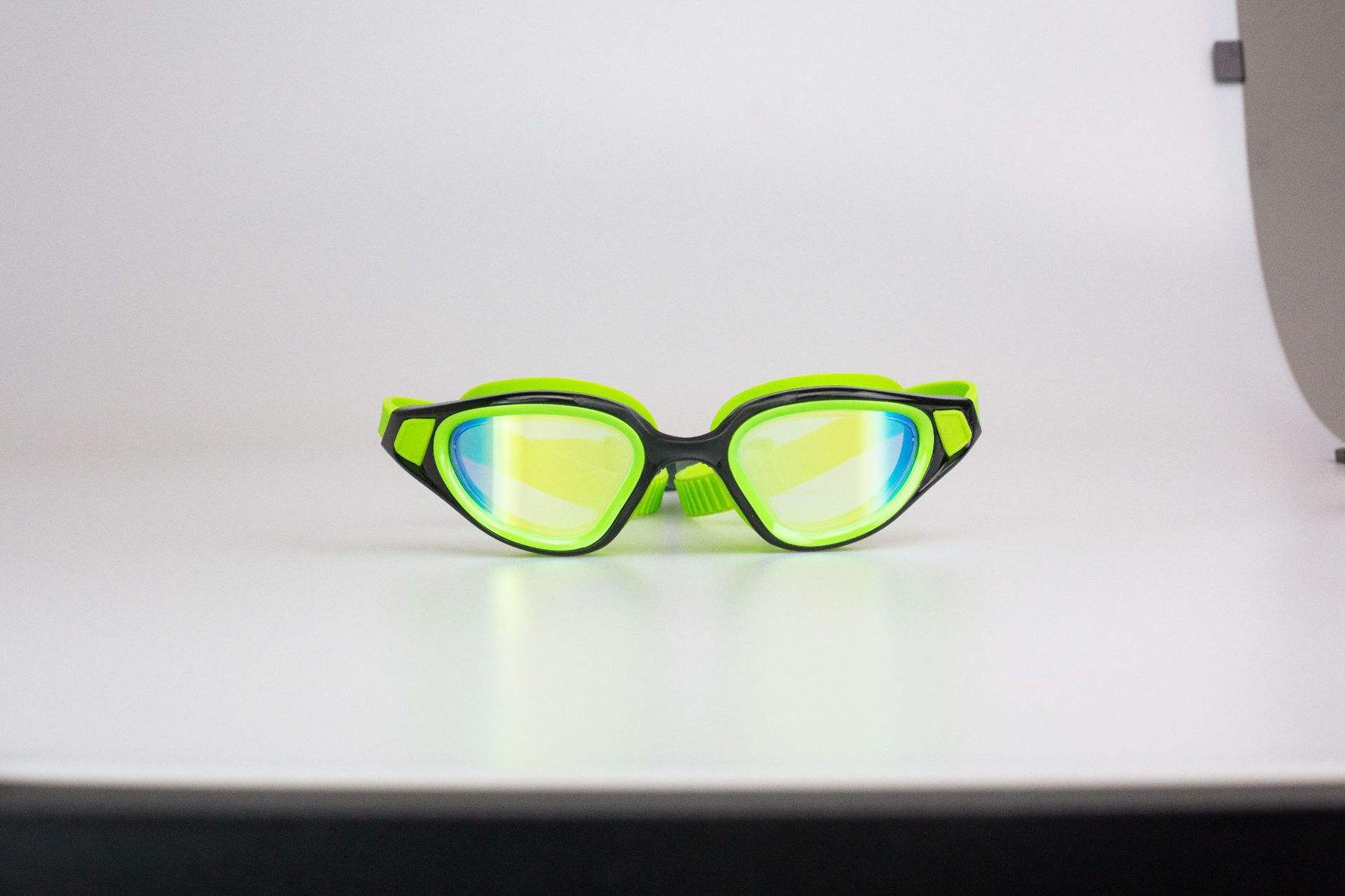 สีดำ สีเขียว สีสันสดใส