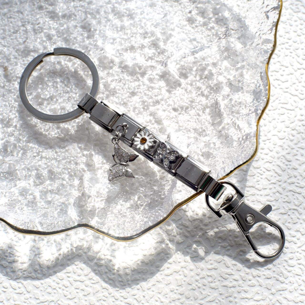 Papillon jouant avec une fleur.