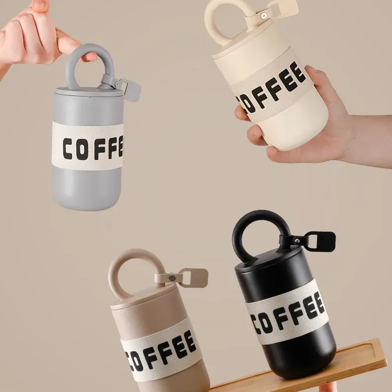 Tasse à café à boucle verrouillée de 460ml avec étiquette en cuir et ceinture et poignée en tissu Tasse de voyage en acier inoxydable Tasse de voiture thermique personnalisée