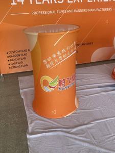 แท่นวางแสดงสินค้าแบบพกพา ผลิตจากโพลีเอสเตอร์รักษ์โลก พร้อมบริการพิมพ์ลายตามสั่ง เหมาะสำหรับตั้งโชว์ในงานแสดงสินค้า ใช้เป็นแท่นชาร์จ และเคาน์เตอร์แสดงสินค้า สำหรับสำนักงานท่องเที่ยว - Product Image 5