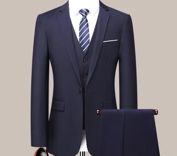 Ensemble veste et pantalon bleu marine à un bouton, bordure blanche.