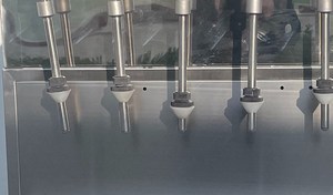 Macchina per riempire la birra con bottiglia di vetro Semi automatica e riempitrice di liquido di riempimento con tappo isobarico manuale