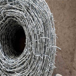 Yüksek kalite <span class=keywords><strong>500</strong></span> metre dikenli tel çit çelik çerçeve sıcak daldırma galvanizli kapı cezaevi güvenlik için kaplı