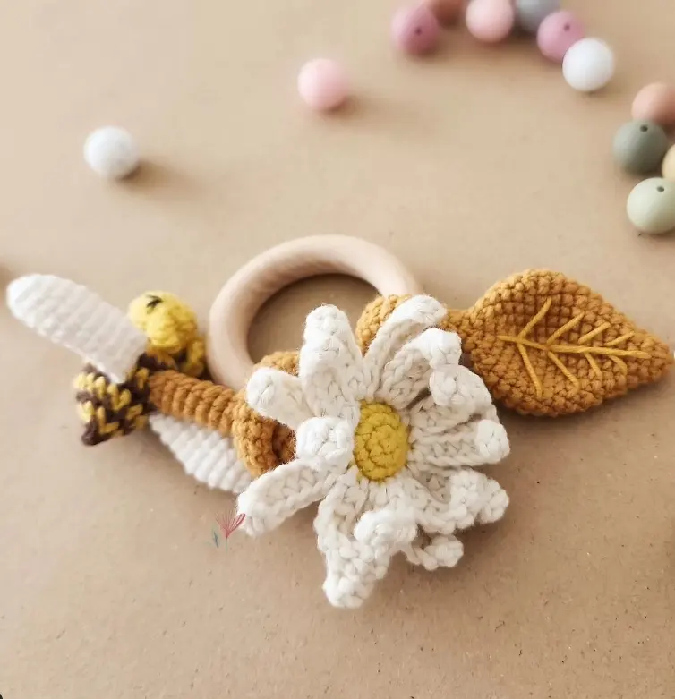 Bajo MOQ mano ganchillo hermosas flores sonajeros y Mini abeja Amigurumi algodón bebé sonajero campana niños Juguetes