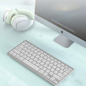 どこでも便利に使用できるバックライト付き機能とポータブルデザインのコンパクトワイヤレスキーボード - Product Image 1