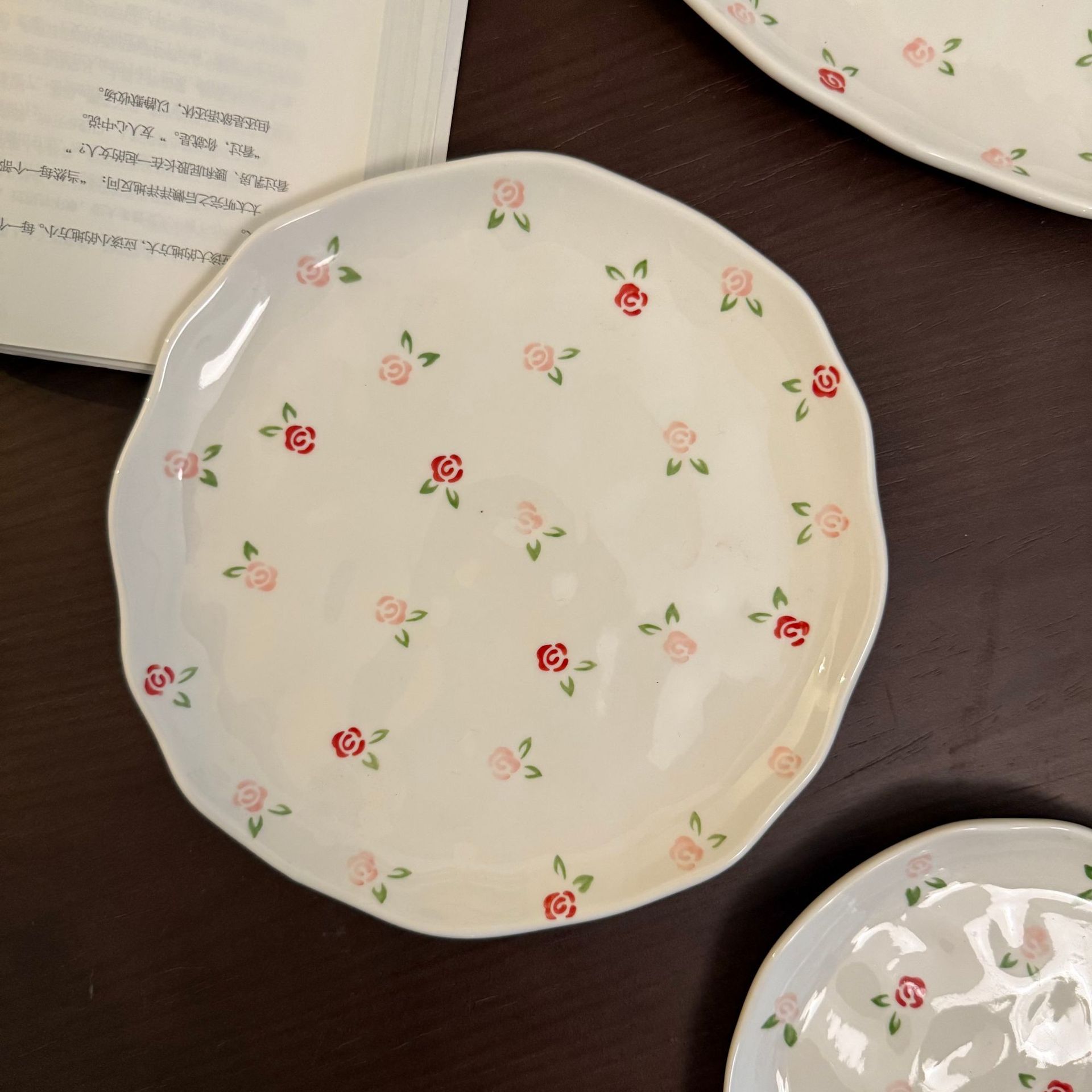 Flores pequeñas rotas de rosa de plato de 8 pulgadas amasadas a mano