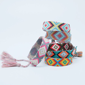 สายรัดข้อมือสไตล์โบฮีเมียนสายถักสีสันสดใสงานปักโลโก้ได้ตามต้องการ - Product Image 3