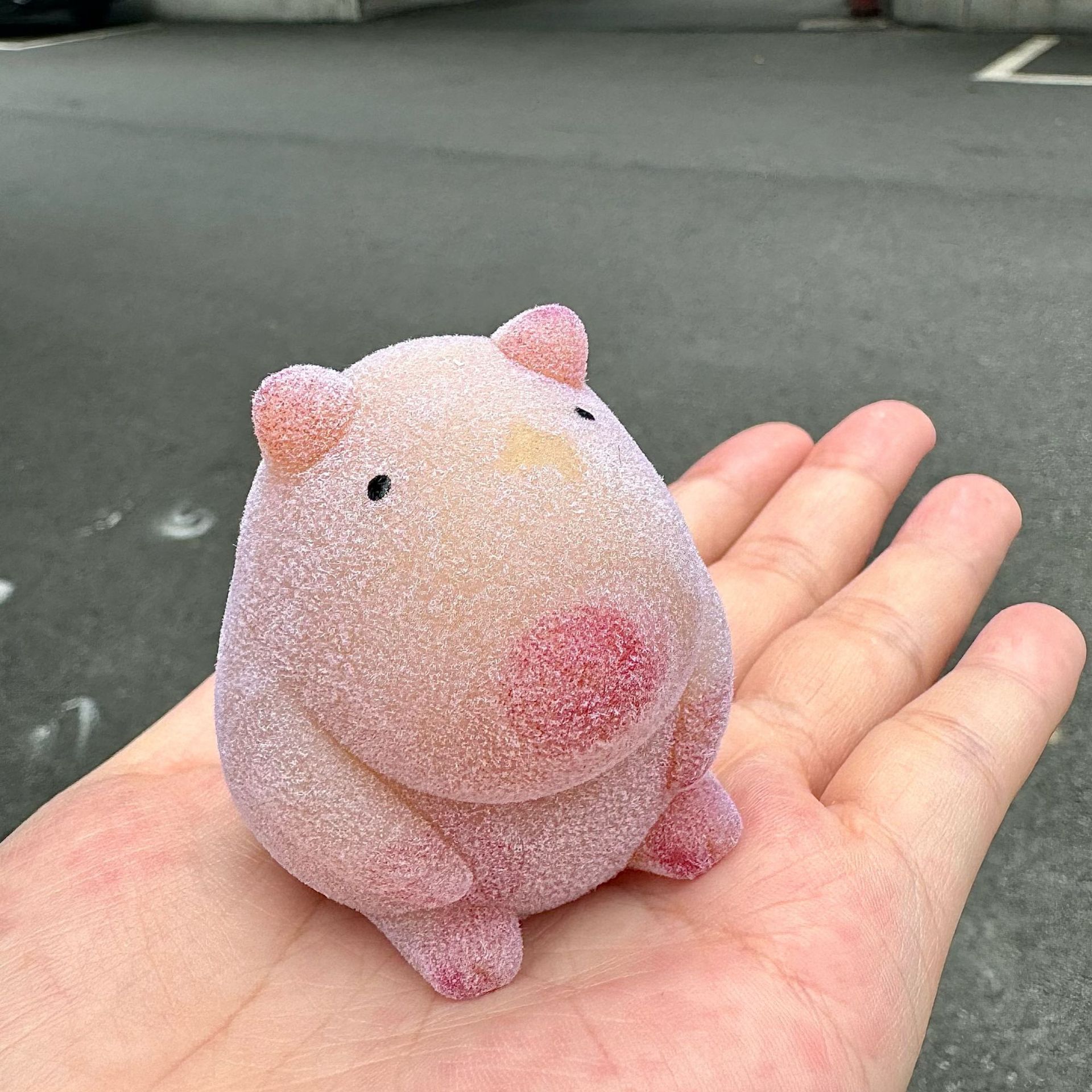Capybara marron en peluche, emballé sous PVC.