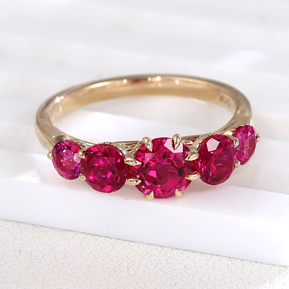 Bague en or massif 10 carats avec pierre de laboratoire.