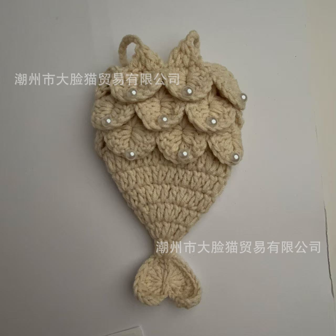 Vestido de sirena beige con cola en forma de corazón