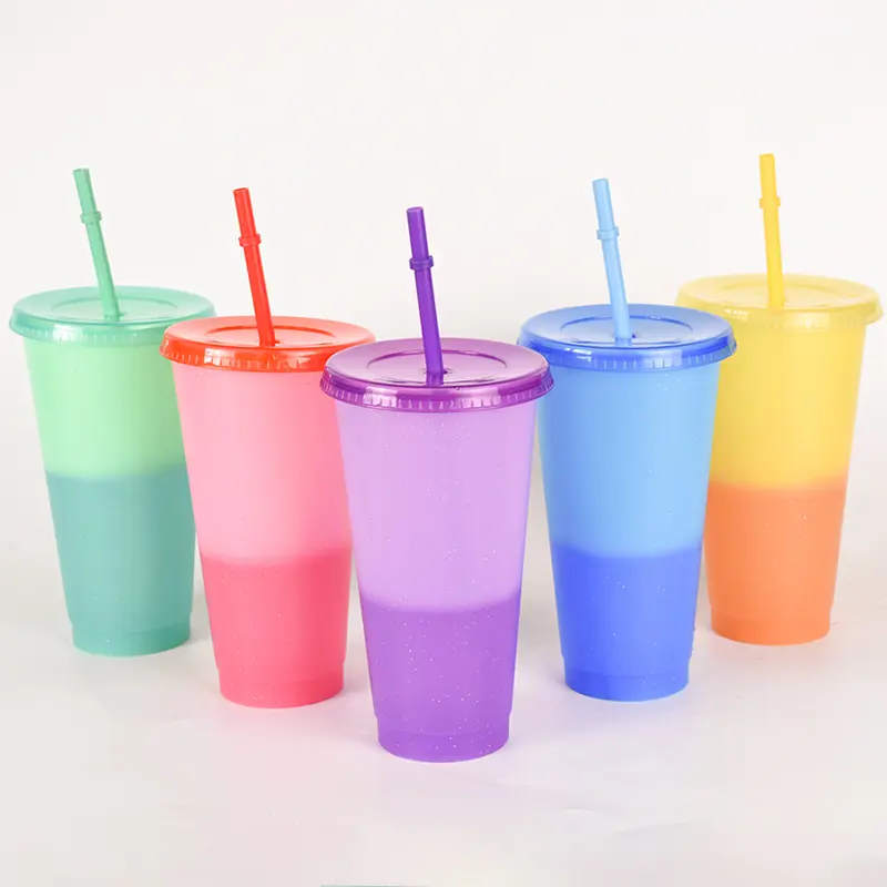 고품질 주문 로고 플라스틱 지속 가능한 사용 24OZ 낮은 MOQ 차가운 커피 & 차를 위한 빛나는 찬 색깔 변화 커피 잔