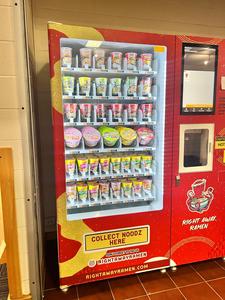 FOCUSVENDスマートインスタントラーメン自動販売機ヌードルスープカップ食品付き温水CE認証24時間セルフサービス