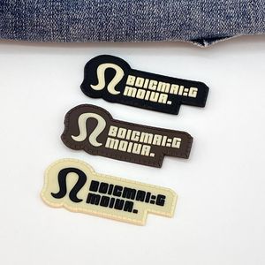 卸売カスタム3D文字名前ロゴ透明ソフトシリコンパッチエンボス加工アイロンスタイル衣類用ゴムラベル - Product Image 4